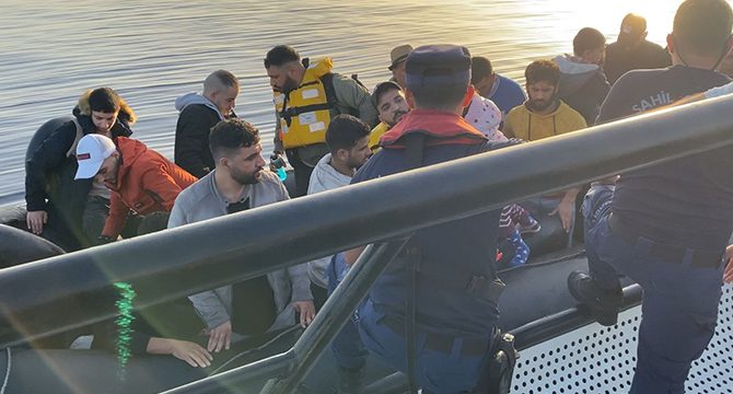 Türk kara sularına itilen 180 düzensiz göçmen kurtarıldı