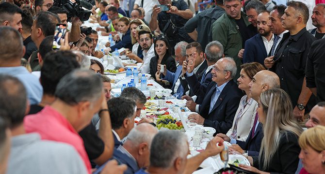 Kılıçdaroğlu, Bakırköy pazar esnafı ile kahvaltı yaptı