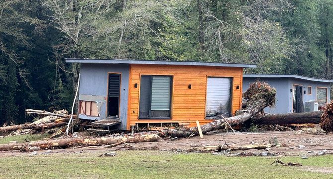 Altı kişinin öldüğü sel felaketinde iki kişi tutuklandı