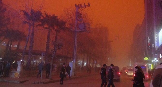 Kum fırtınası nedeniyle 2 binden fazla kişi hastanelik oldu