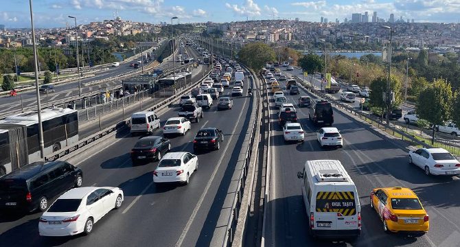 İstanbul trafiği okulların ilk gününde felç