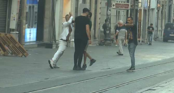 İstiklal Caddesi'nde kavga kamerada