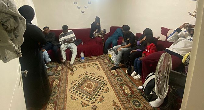 İzmir'de evde 16 kaçak göçmen yakalandı